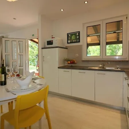 Ferienhaus Mit Pool Und Garten In