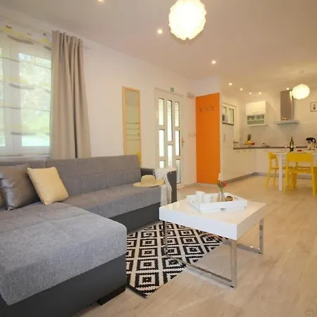 Ferienhaus Mit Pool Und Garten In *