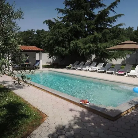 Ferienhaus Mit Pool Und Garten In